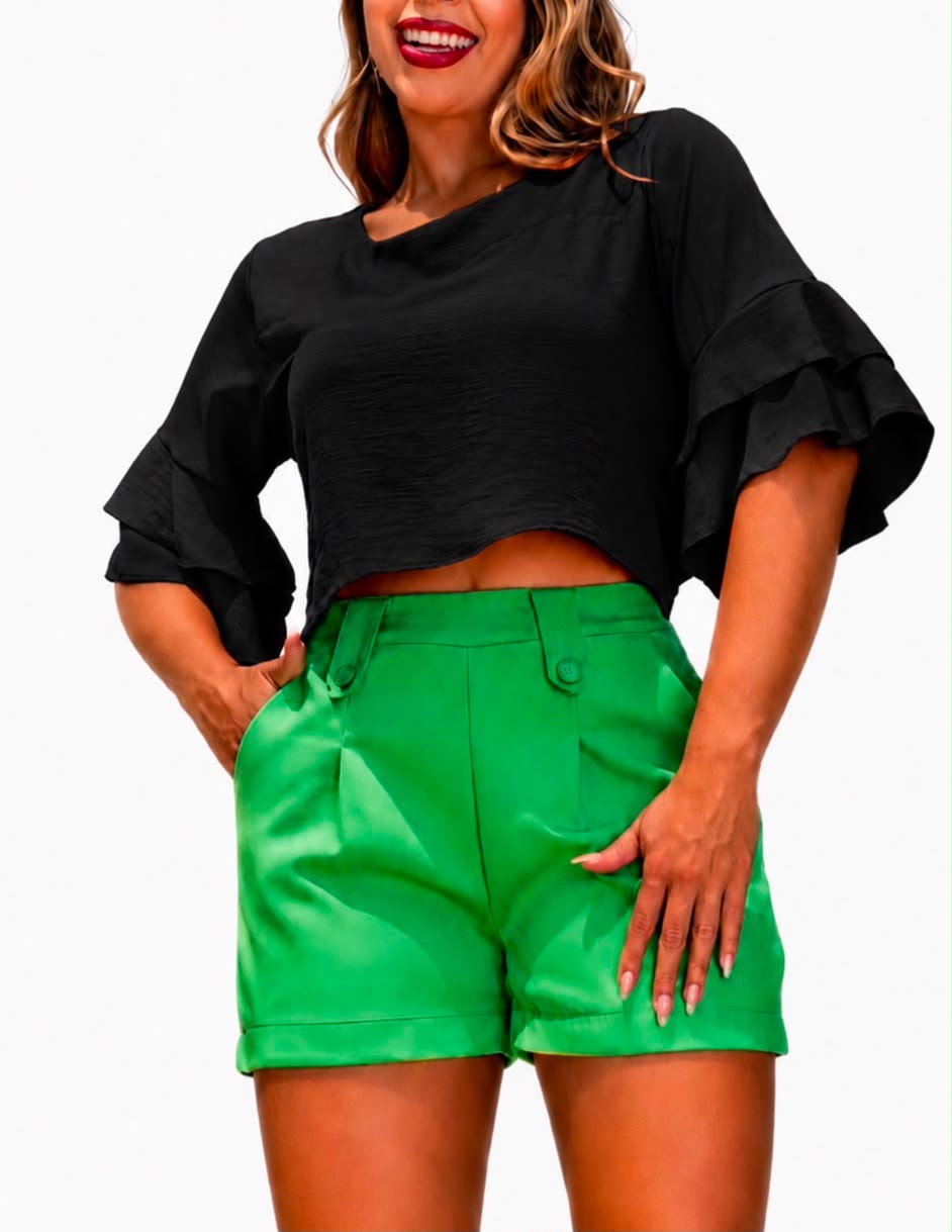Short blouse with sleeves and ruffles