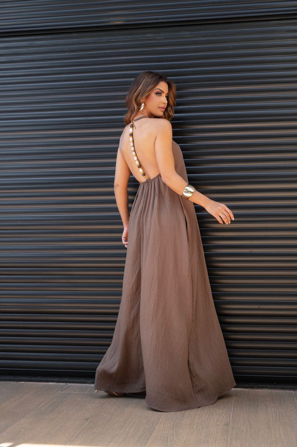 Long dress with delicate straps and a stunning beaded detail on the back, perfect for an elegant and sophisticated look.