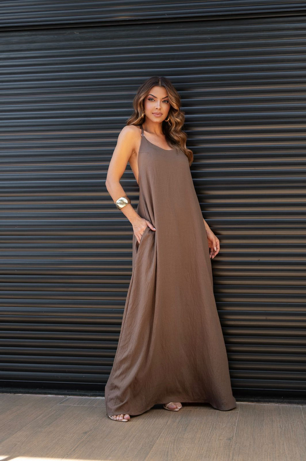 Long dress with delicate straps and a stunning beaded detail on the back, perfect for an elegant and sophisticated look.