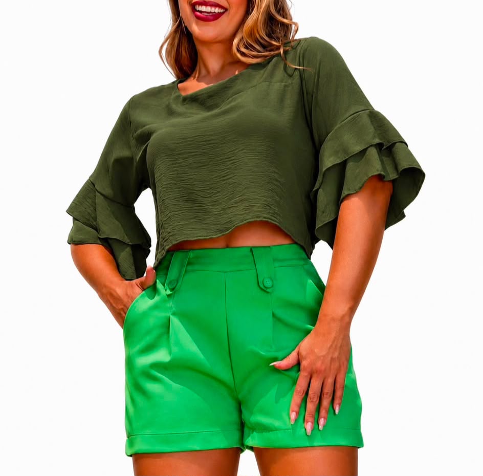 Short blouse with sleeves and ruffles