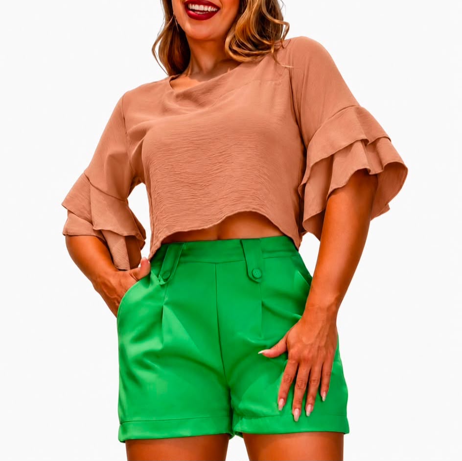 Short blouse with sleeves and ruffles